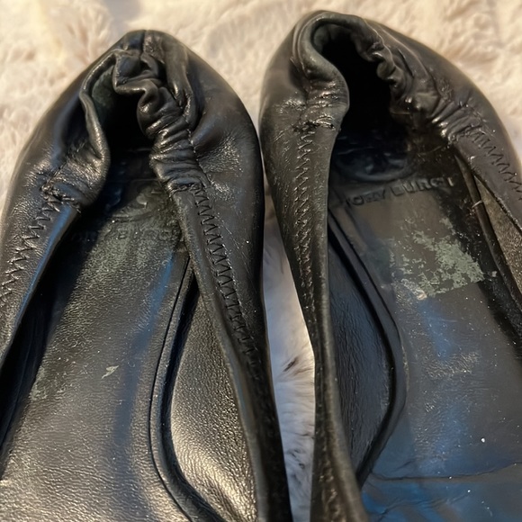 Tory Burch Black Flats Sz 5 Gold Logo - Picture 4 of 16